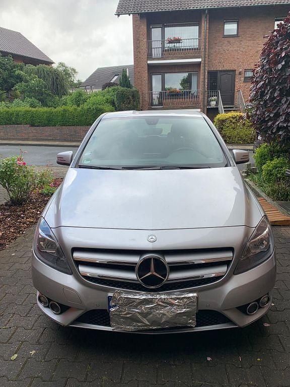 Grau Gebraucht 2013 Mercedes B180 Van / Kleinbus | 14.000 € (Fairer Preis) - Bild 1/4