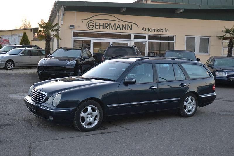 Blau Gebraucht 2001 Mercedes E280 Avantgarde Limousine | 4.750 € (Superpreis) - Bild 1/4