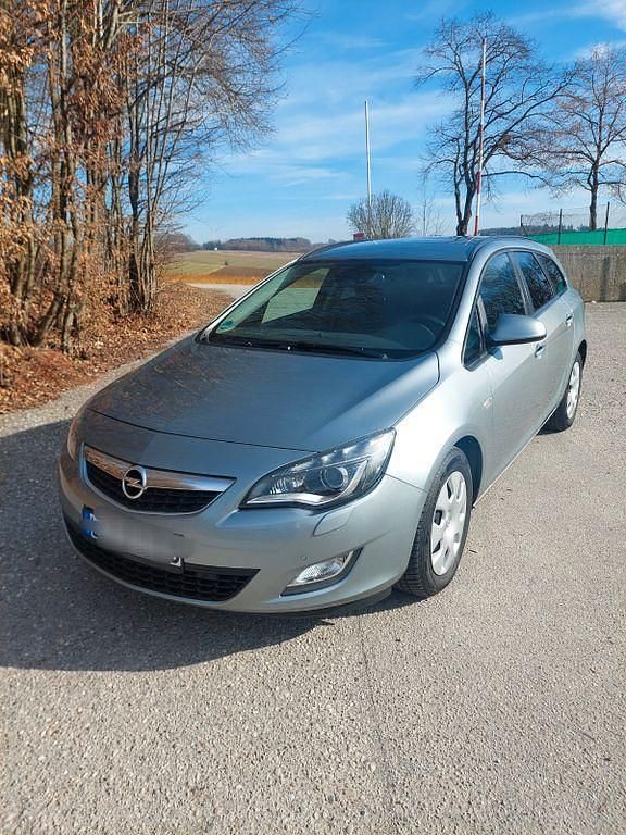 Gebraucht Opel Astra Edition 125 PS (91 kW) 2011 Silber Kombi