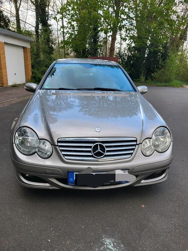 Gebraucht Mercedes C180 143 PS (105 kW) 2007 Gold Coupé