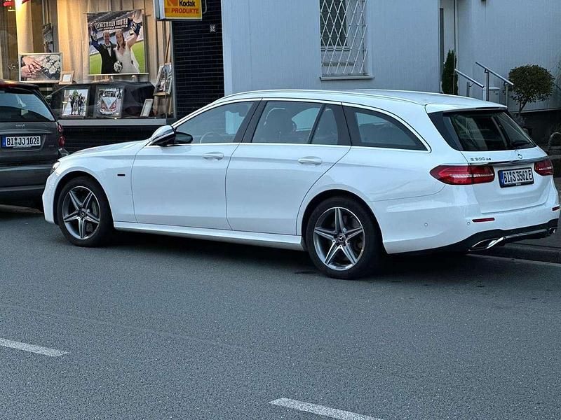 Weiß Gebraucht 2019 Mercedes E300 AMG line Kombi | 25.500 € (Fairer Preis) - Bild 1/4