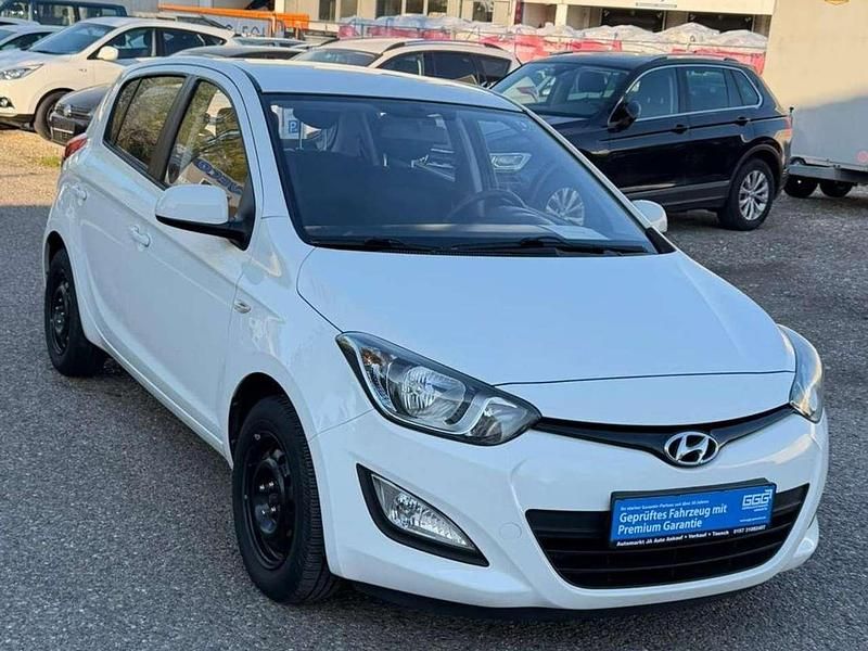 Gebraucht Hyundai i20 Edition 86 PS (63 kW) 2012 Coral white Kleinwagen