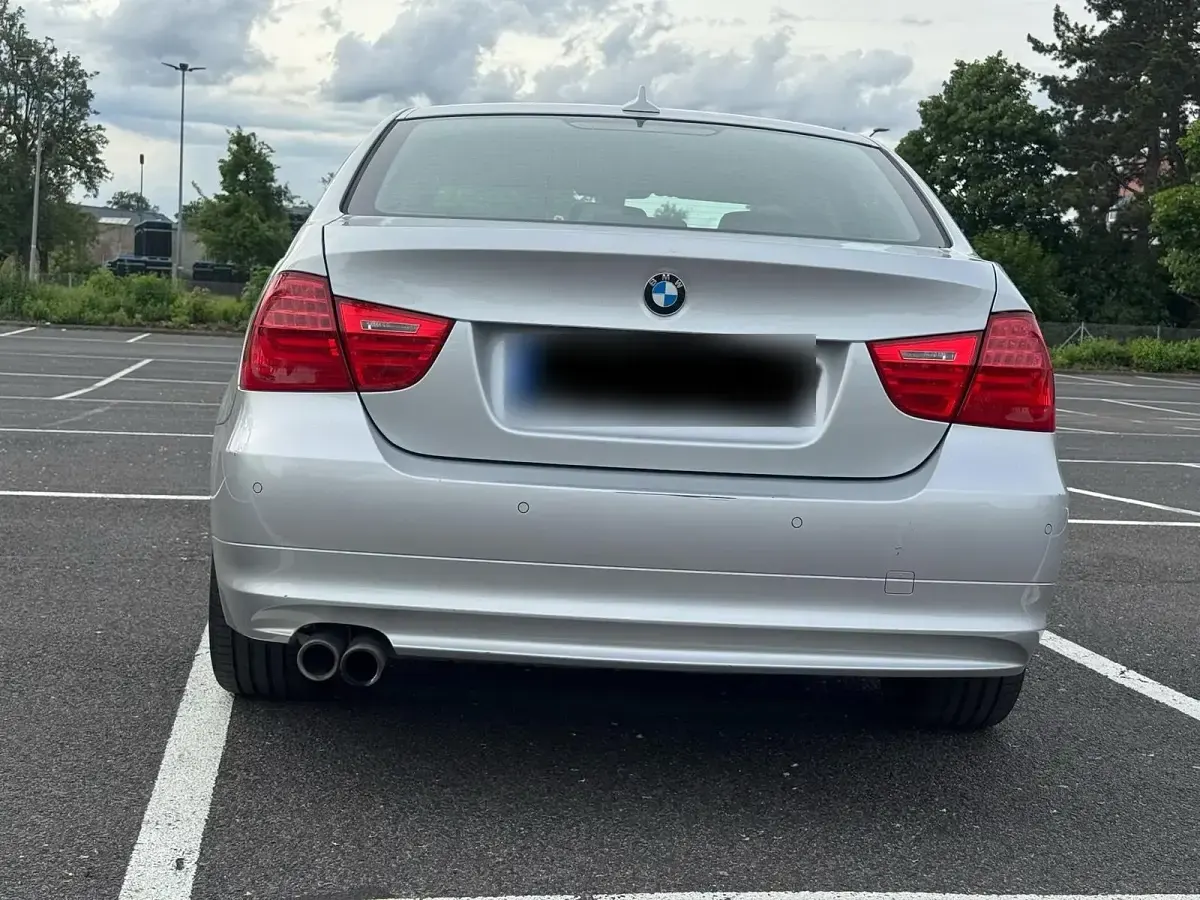 Gebraucht BMW 325 204 PS (150 kW) 2011 Silber Limousine