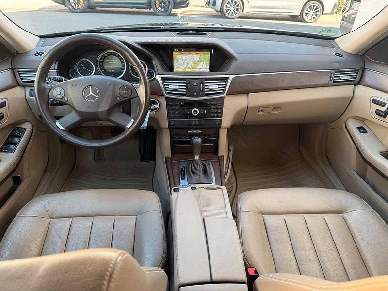Schwarz Gebraucht 2011 Mercedes E220 Elegance Kombi | 7.500 € - Bild 1/4