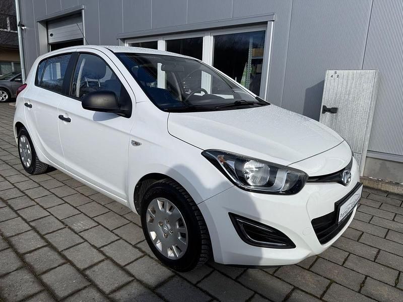 Weiß Gebraucht 2014 Hyundai i20 Edition Limousine | 5.800 € (Etwas zu teuer) - Bild 1/4