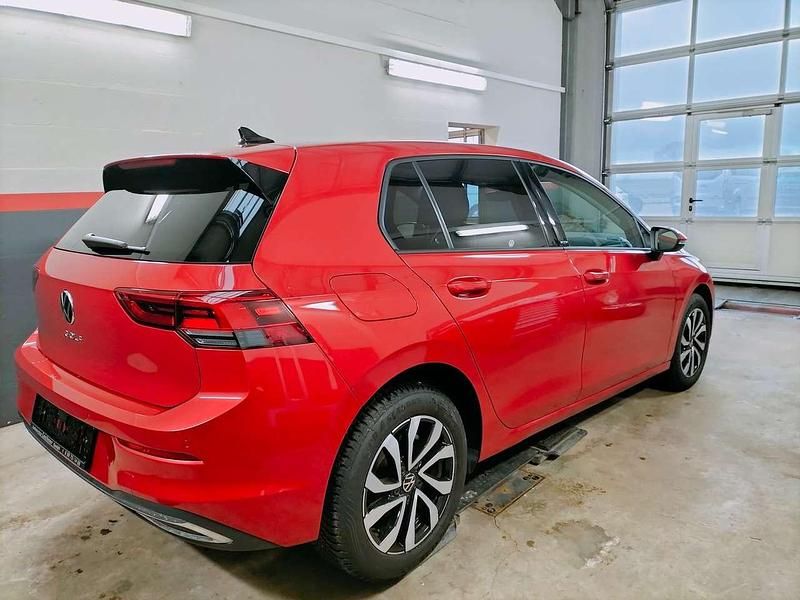 Gebraucht VW Golf VIII Active 131 PS (96 kW) 2022 Kings red metallic Limousine