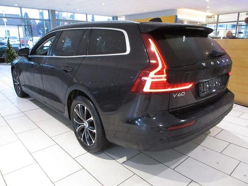Gebraucht Volvo V60 Momentum 150 PS (110 kW) 2020 Onyx black / metallic Kombi