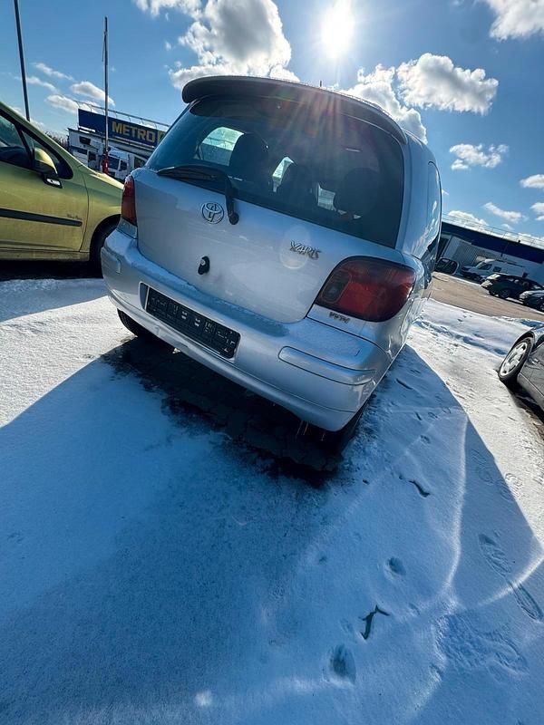 Gebraucht Toyota Yaris 87 PS (63 kW) 2005 Silber Kleinwagen