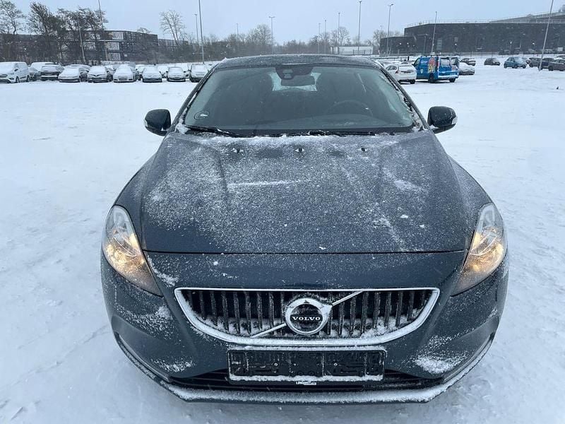 Blau Gebraucht 2016 Volvo V40 Kinetic Limousine | 7.700 € (Superpreis) - Bild 1/3