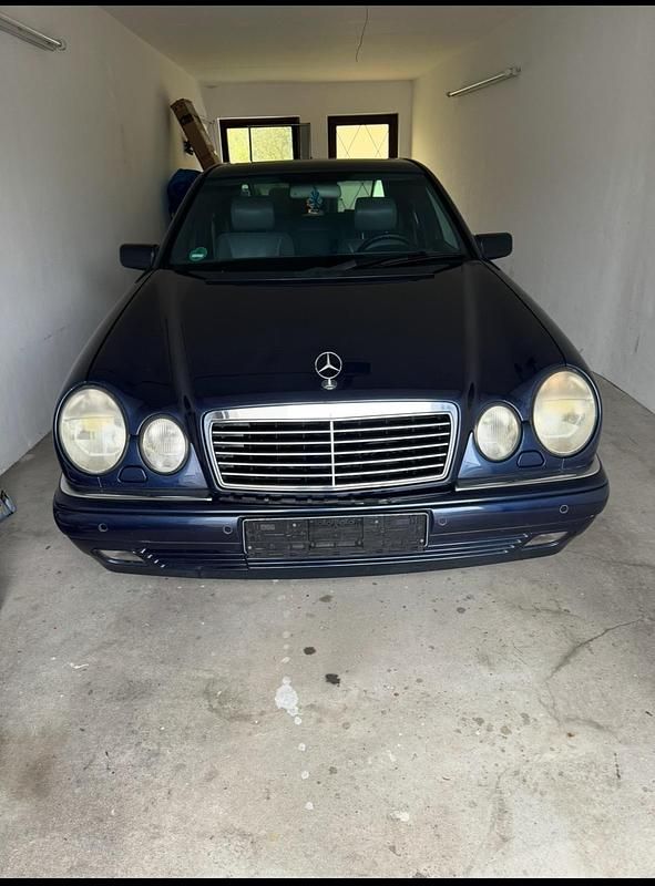 Blau Gebraucht 1997 Mercedes E320 Avantgarde Limousine | 5.300 € (Teuer) - Bild 1/4