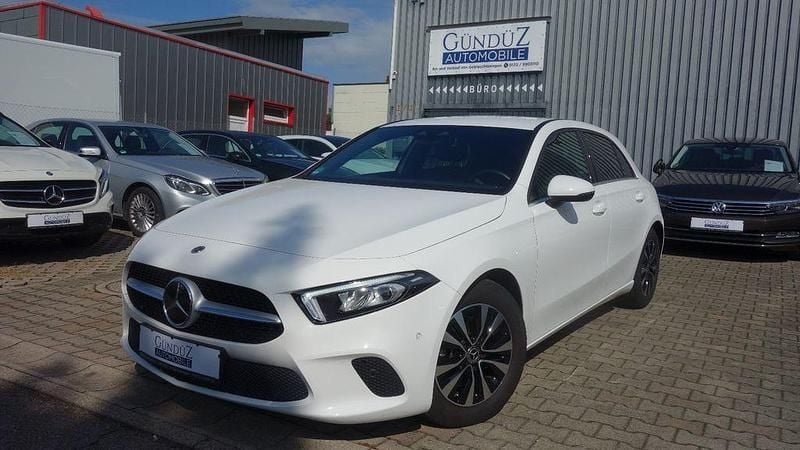 Weiß Gebraucht 2022 Mercedes A200 Style Limousine | 23.995 € (Guter Preis) - Bild 1/4