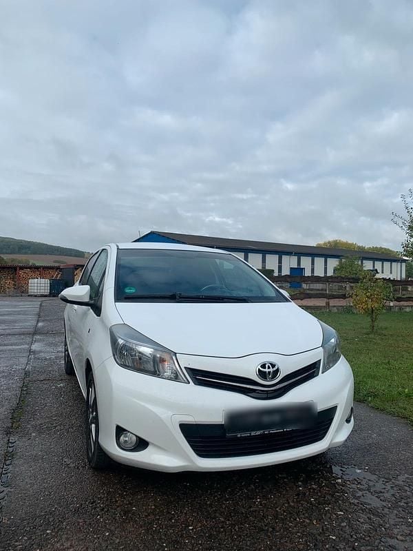Weiß Gebraucht 2012 Toyota Yaris Kleinwagen | 6.600 € (Fairer Preis) - Bild 1/4