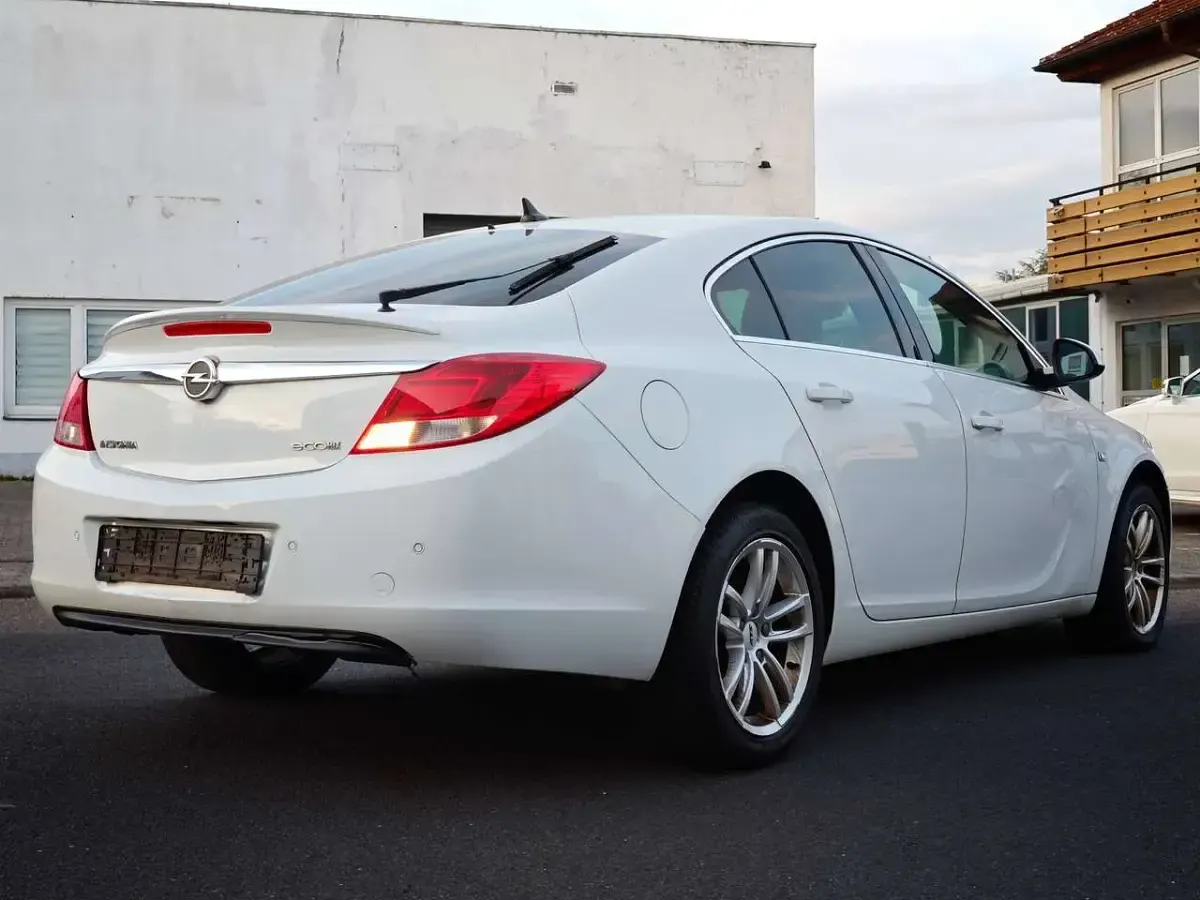Gebraucht Opel Insignia Active 131 PS (96 kW) 2013 Schneeweiss/summitwhite/arctic Limousine