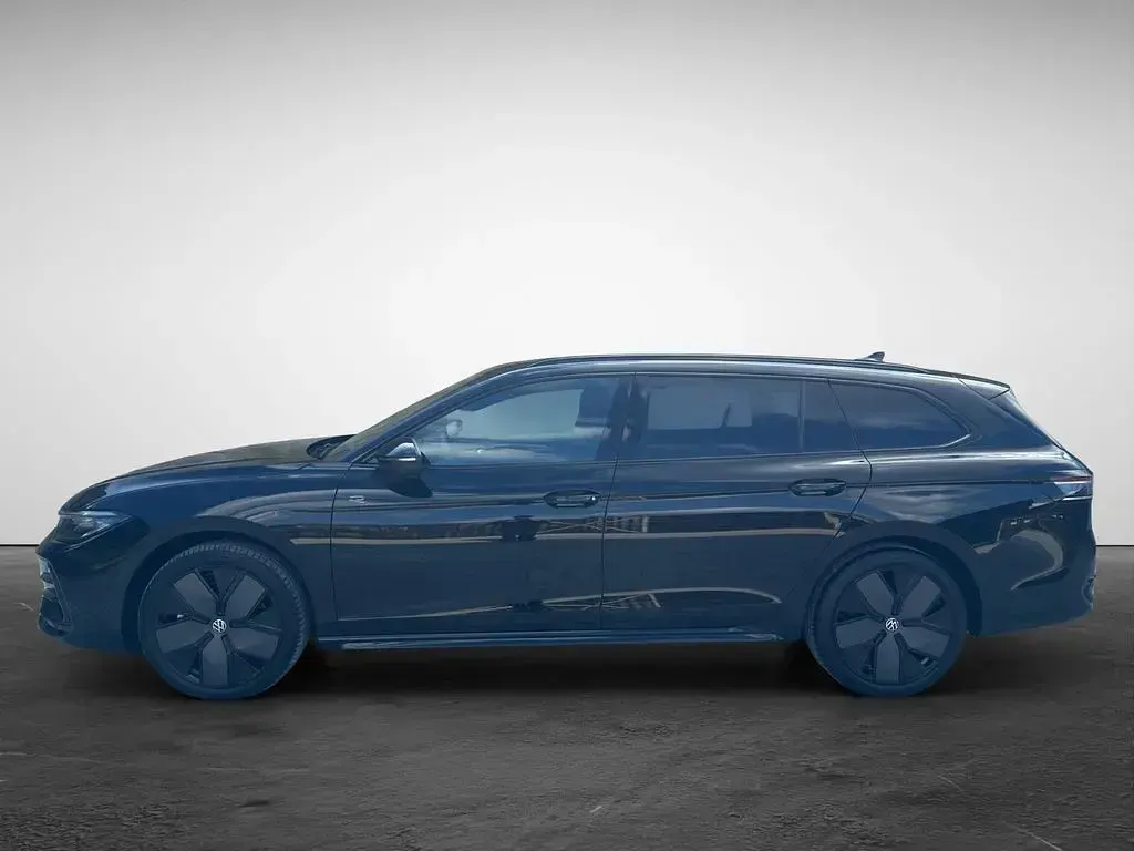 Second-hand VW Passat R-line 193 CP (141 kW) 2025 Negru Break