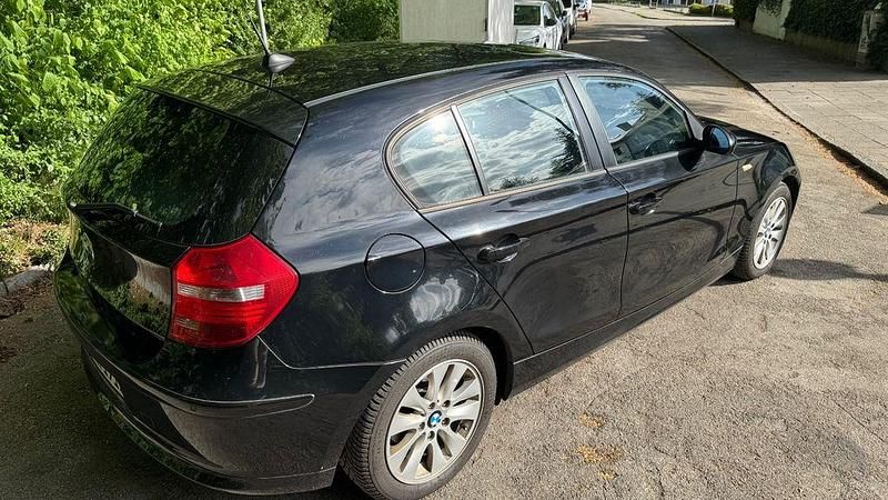 Gebraucht BMW 116 122 PS (89 kW) 2007 Schwarz Kleinwagen