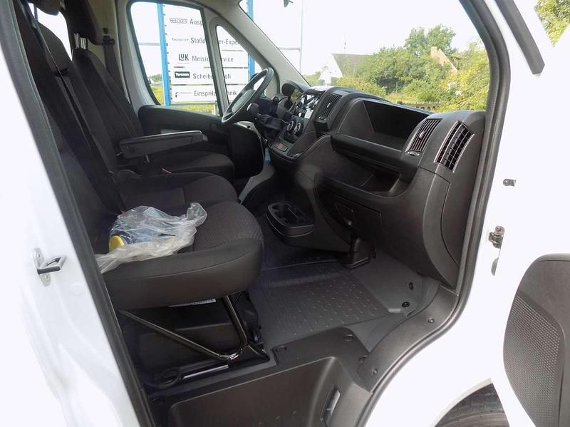 Gebraucht Peugeot Boxer 140 PS (102 kW) 2023 Weiss icy/deckende lackierung Van