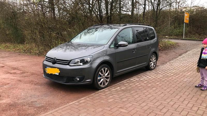 Grau Gebraucht 2014 VW Touran Van / Kleinbus | 9.000 € - Bild 1/4