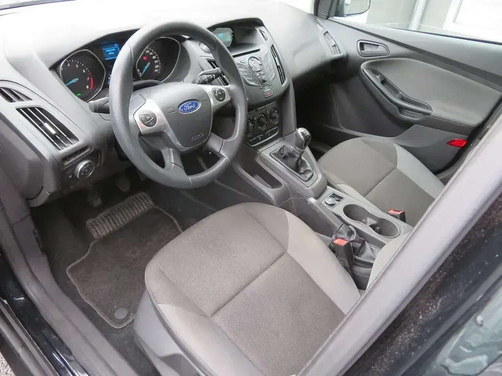 Gebraucht Ford Focus Ambiente 101 PS (74 kW) 2014 Schwarz Limousine
