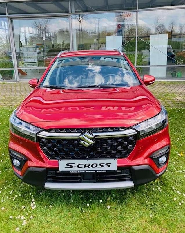 Energetic red pearl met. Gebraucht 2023 Suzuki SX4 S-Cross Comfort SUV | 23.590 € (Fairer Preis) - Bild 1/4