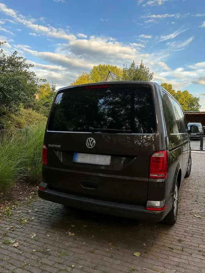 Gebraucht VW Multivan Trendline 150 PS (110 kW) 2018 Braun Van / Kleinbus