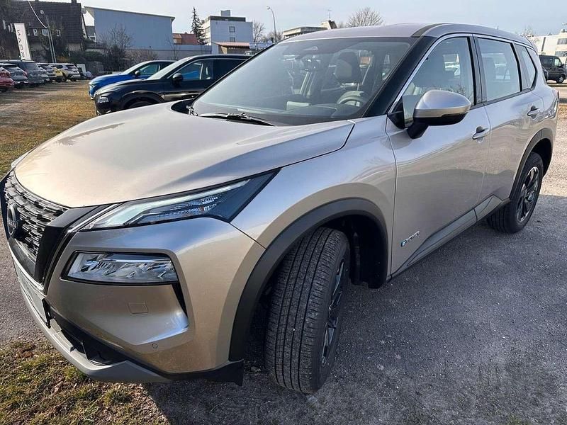 Champagne silver (m) Neu 2024 Nissan X-Trail Acenta SUV | 33.900 € - Bild 1/4
