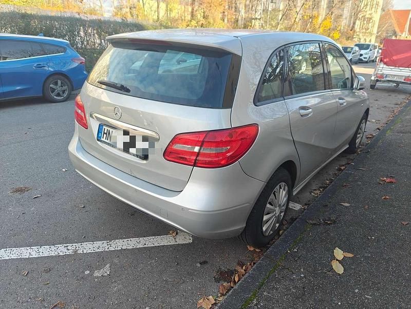 Gebraucht Mercedes B180 109 PS (80 kW) 2012 Silber Van / Kleinbus