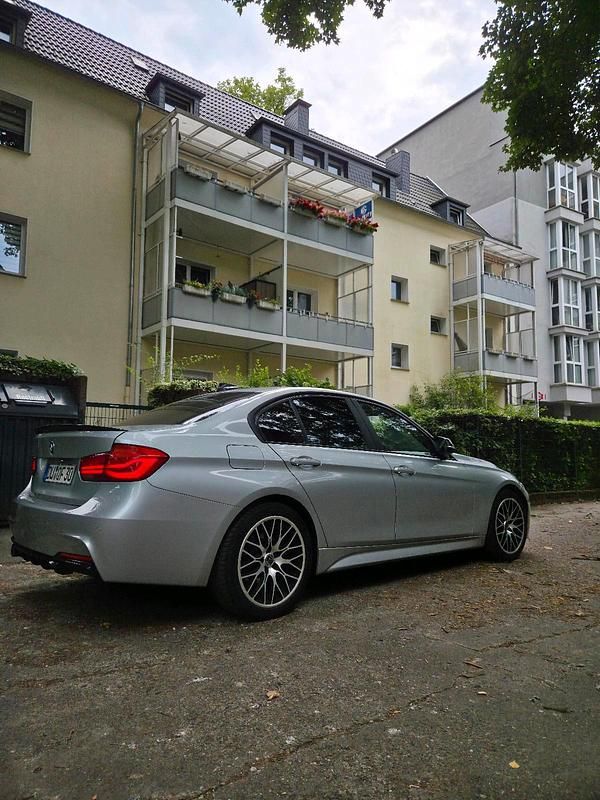 Silber Gebraucht 2012 BMW 320 M Sport Limousine | 9.999 € (Guter Preis) - Bild 1/4