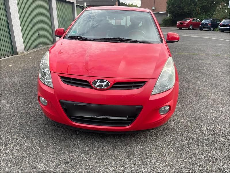 Rot Gebraucht 2009 Hyundai i20 Kleinwagen | 2.300 € (Fairer Preis) - Bild 1/4