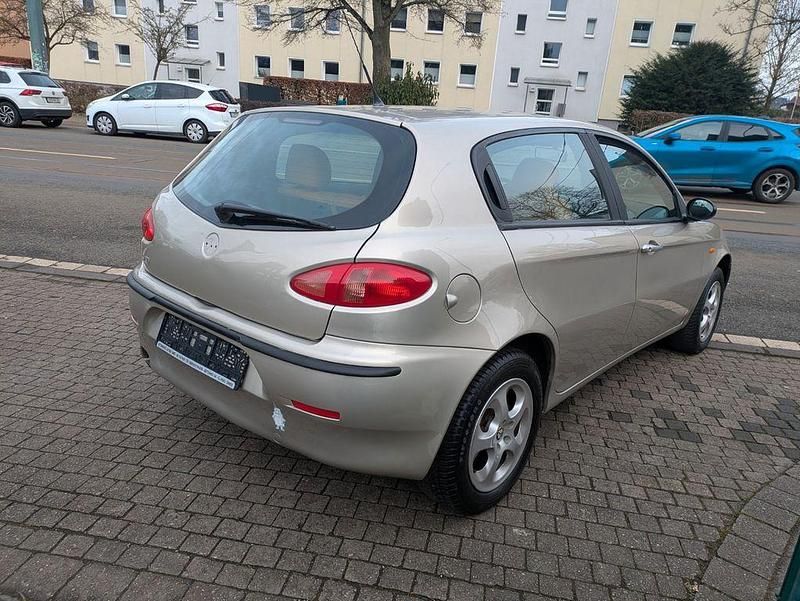 Gebraucht Alfa Romeo 147 Distinctive 105 PS (77 kW) 2004 Gold Kleinwagen