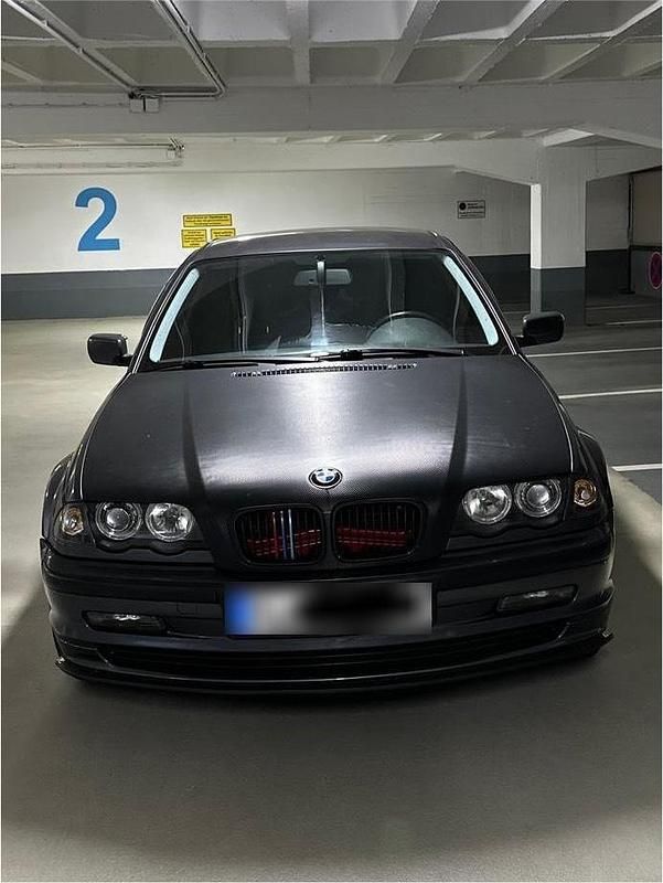 Grau Gebraucht 2001 BMW 318 Limousine | 1.900 € (Fairer Preis) - Bild 1/4