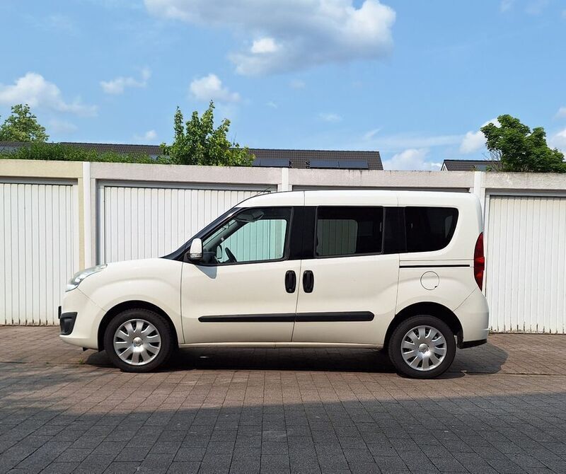 Weiß Gebraucht 2016 Opel Combo Edition Van / Kleinbus | 6.900 € (Guter Preis) - Bild 1/4