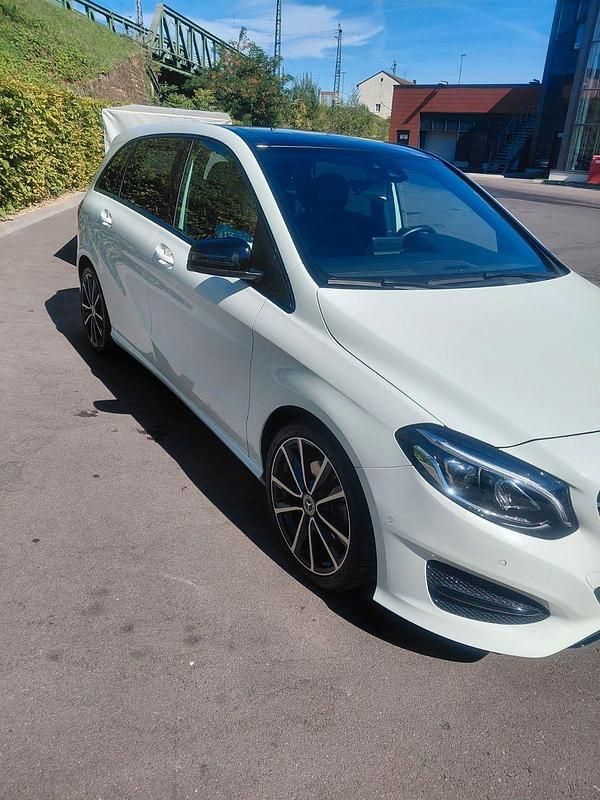 Weiß Gebraucht 2018 Mercedes B200 Van / Kleinbus | 19.000 € (Fairer Preis) - Bild 1/4