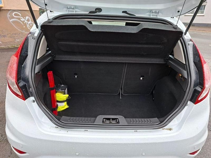 Gebraucht Ford Fiesta Trend 82 PS (60 kW) 2017 Weiß Kleinwagen