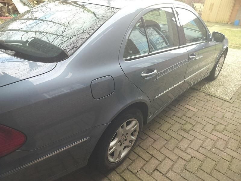 Gebraucht Mercedes E220 Elegance 170 PS (125 kW) 2007 Blau Limousine