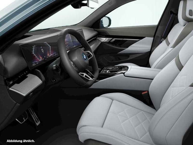 Gebraucht BMW 550e Comfort Edition 489 PS (359 kW) 2025 Cape york grün metallic Kombi