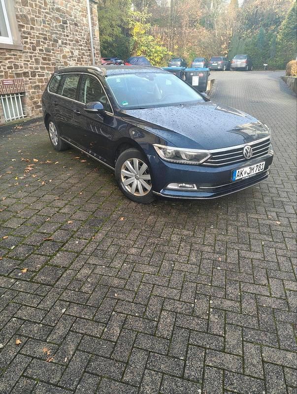 Blau Gebraucht 2016 VW Passat Highline Kombi | 12.100 € (Fairer Preis) - Bild 1/4