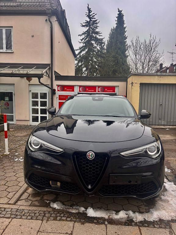 Gebraucht Alfa Romeo Stelvio Lusso 190 PS (139 kW) 2019 Schwarz SUV