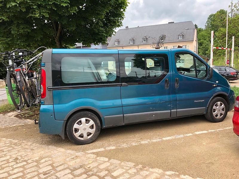 Blau Gebraucht 2010 Renault Trafic Van | 8.400 € (Fairer Preis) - Bild 1/4