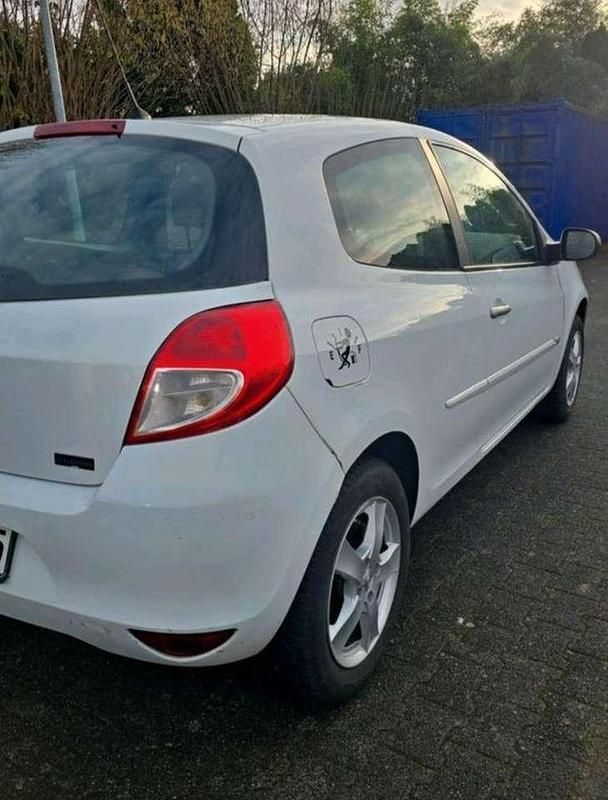 Gebraucht Renault Clio IV Dynamique 101 PS (74 kW) 2014 Limousine