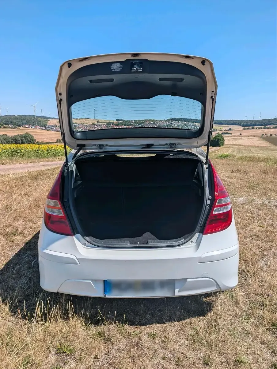 Gebraucht Hyundai i30 109 PS (80 kW) 2012 Weiß Limousine