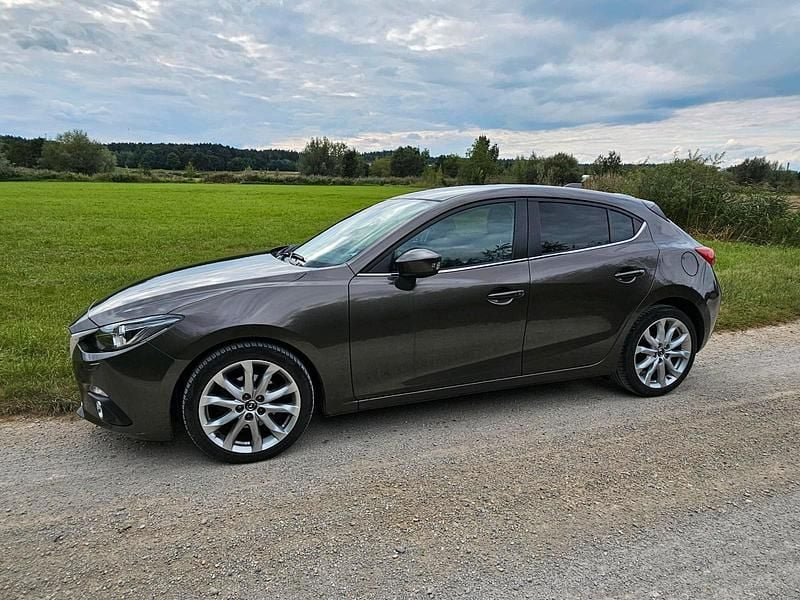 Grau Gebraucht 2015 Mazda 3 Sports-Line Limousine | 11.800 € (Guter Preis) - Bild 1/4