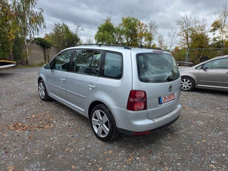 Gebraucht VW Touran Trendline 140 PS (102 kW) 2010 Silber Van / Kleinbus