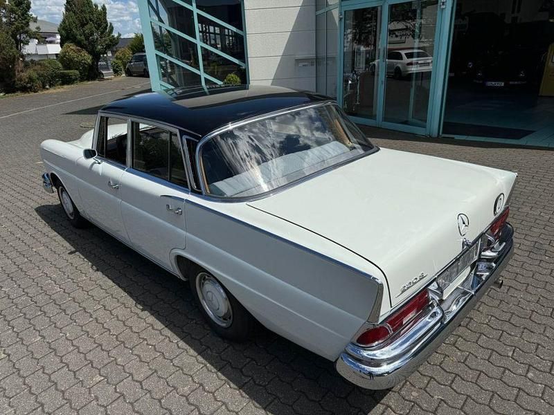 Gebraucht Mercedes 230 120 PS (88 kW) 1967 Weiß Limousine