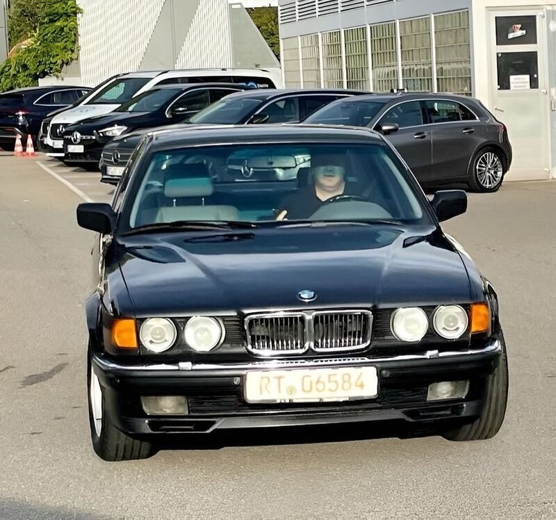 Schwarz Gebraucht 1992 BMW 750 Limousine | 7.900 € - Bild 1/2
