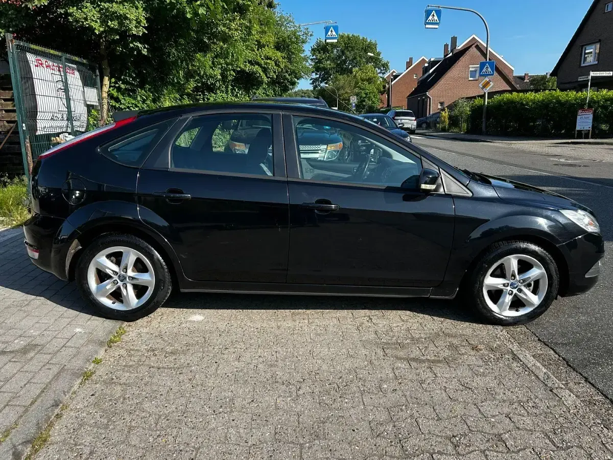 Gebraucht Ford Focus Style 101 PS (74 kW) 2010 Schwarz Limousine