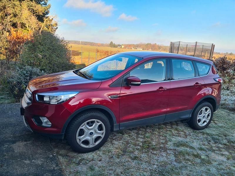 Rot Gebraucht 2018 Ford Kuga Titanium SUV | 17.800 € (Fairer Preis) - Bild 1/4