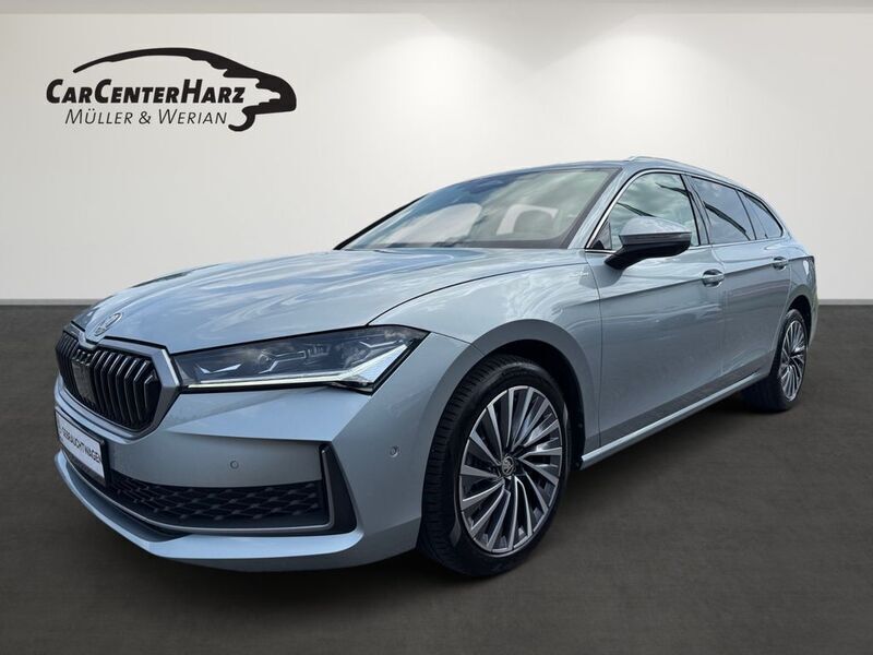 Pebble silber metallic met. Gebraucht 2024 Skoda Superb LAURIN & KLEMENT Kombi | 39.650 € (Etwas zu teuer) - Bild 1/4