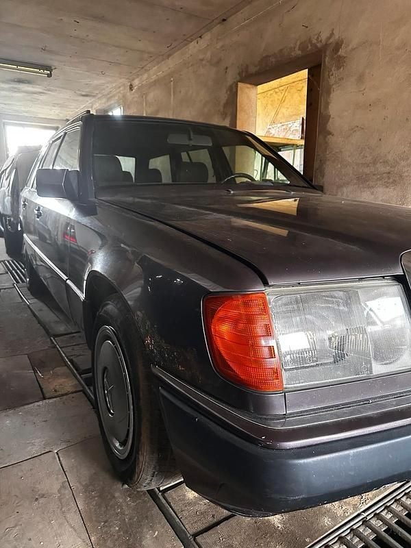Second-hand Mercedes E250 90 CP (66 kW) 1992 Andere farben Break