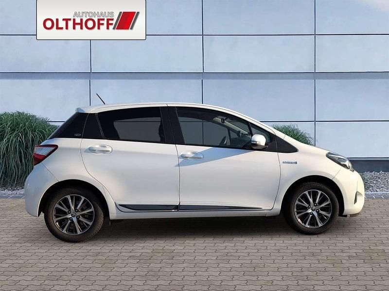 Gebraucht Toyota Yaris Hybrid Club 75 PS (55 kW) 2019 Schneeweiß Kleinwagen