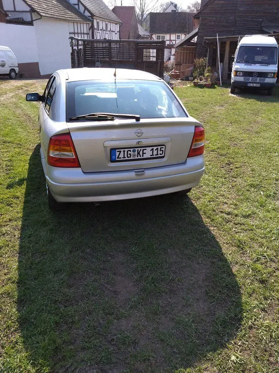 Używany Opel Astra 101 KM (74 kW) 2000 Szary Sedan/Limuzyna